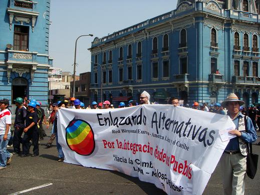 La Comisión Organizadora de Enlazando Alternativas 3 en la marcha del 1º de mayo en Lima.